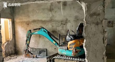 装修还是拆房？高层住宅惊现挖掘机，装修机械使用引关注